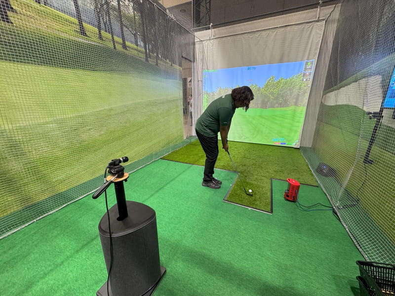 アプローチショットスキルアップの様子。横と後ろのカメラで骨格を認識して分析する