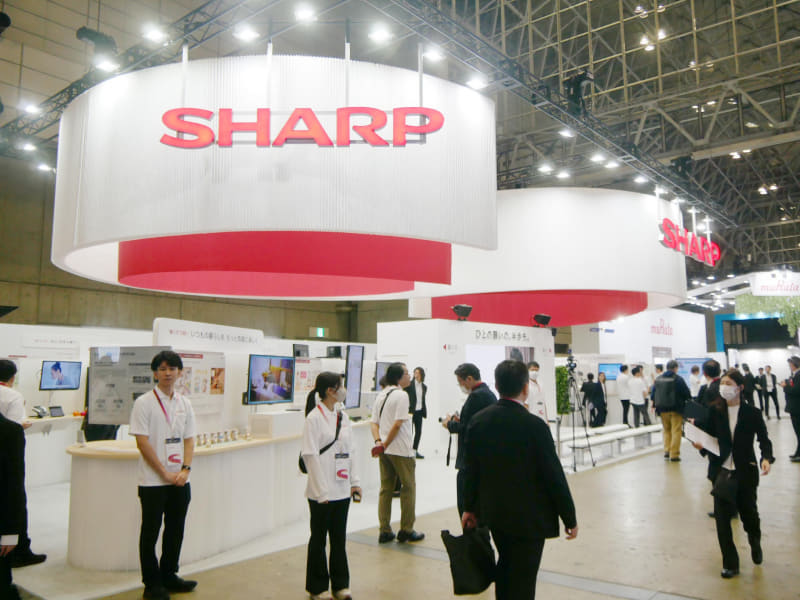 CEATEC 2025のシャープブース。天井部のデザインはシャープのSを模したという