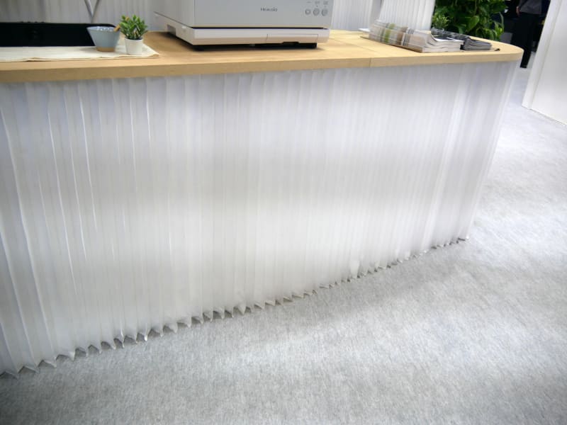 展示台の部分軽量のリユース素材を用いている