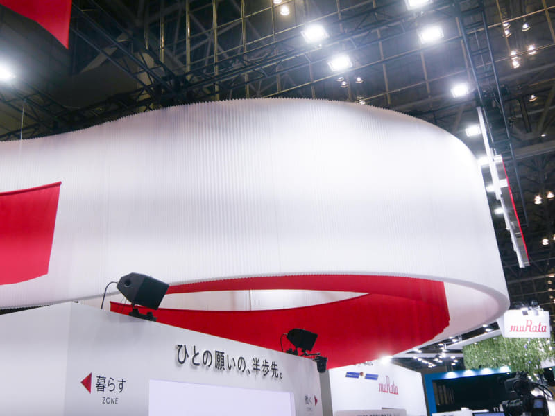 天井部には施工や運搬が容易な軽量リユース素材を使用。折り畳みもできるという