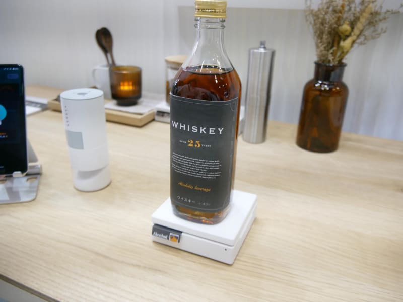 ウイスキーのボトルを置くだけで、飲んだ時間と量を自動的に計測する