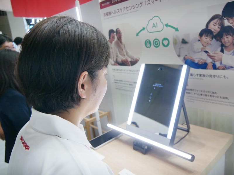 今回は小型のスマートミラーも展示した