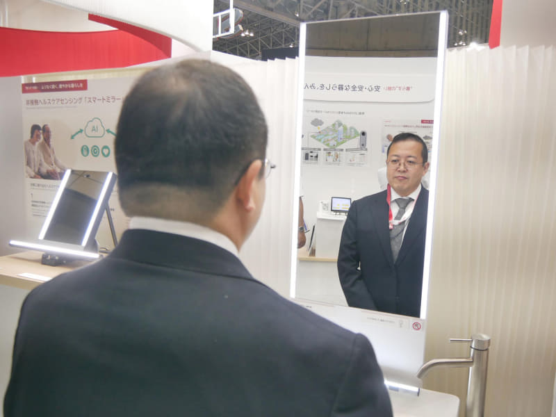 スマートミラーで簡単にバイタルデータを取得できる