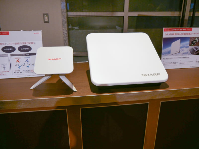CEATEC AWARD 2025で総務大臣賞を受賞した「5G NTN通信対応 LEO衛星通信ユーザー端末」。左が開発中の小型軽量モデルのモックアップ