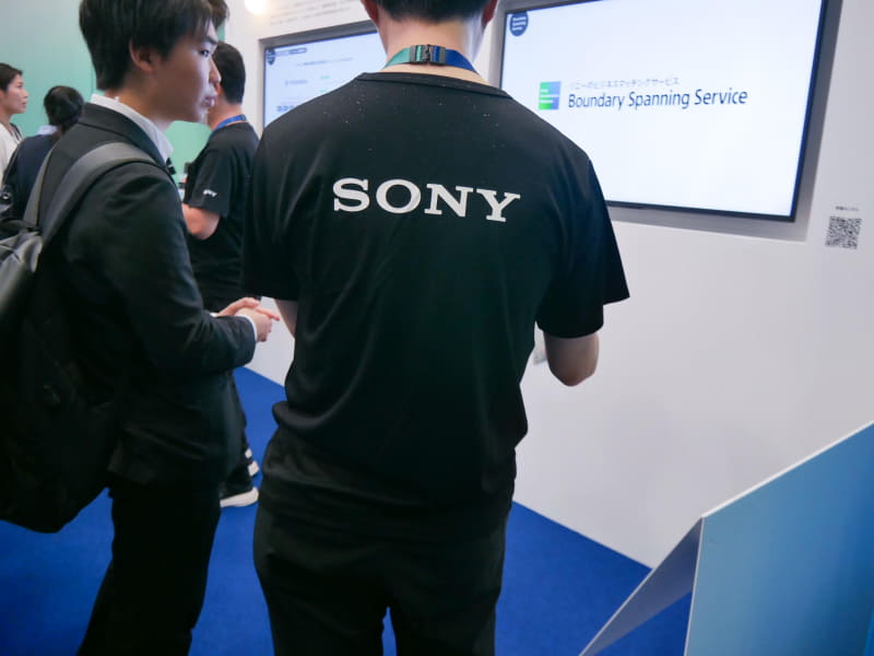 スタッフのユニフォームには「Triporous」を使用