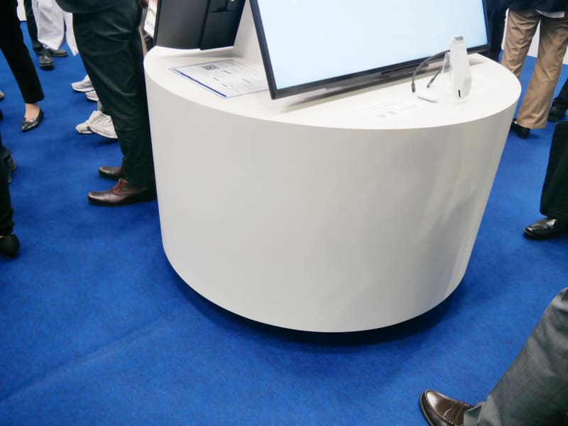 展示台にも再生材料や間伐材を使用している