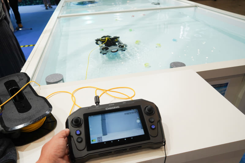 水中ドローンのコントローラー