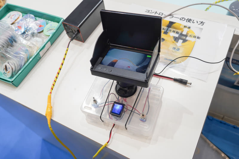3万円の水中ドローンのコントローラー。台座のケースは100円均一ショップから調達したという