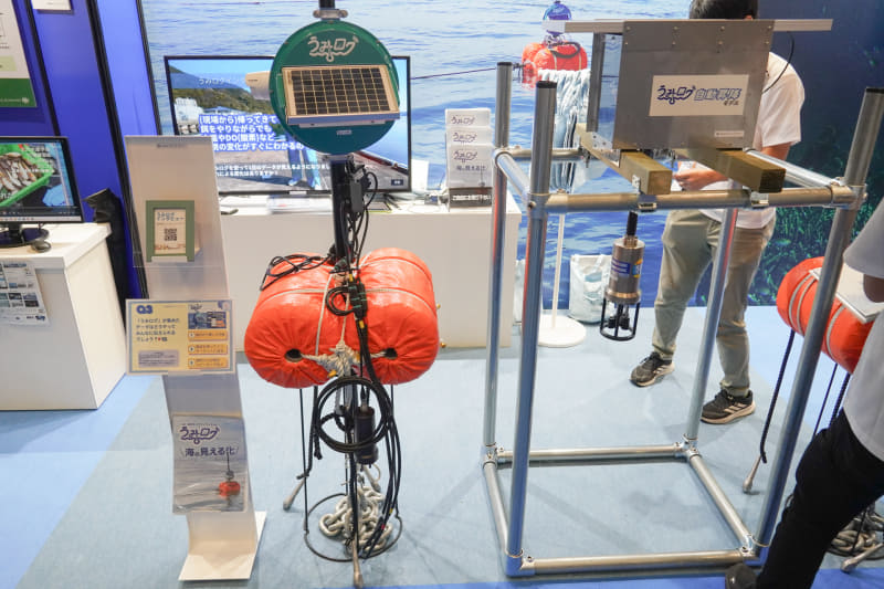 海のモニター機を展示。水中に沈めたままだと藻の付着などで計測できなくなるので右側の巻き上げ型も用意している