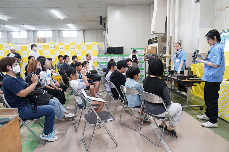 飯山工場で行われた<a href="https://www.mouse-jp.co.jp/store/company/event/kumitate_2025_nagano.aspx" class="strong bn" target="_blank">親子パソコン組み立て教室</a>の様子。2025年は飯山市の花火大会に合わせて8月14日、15日に実施され、参加者の花火大会への招待も行われた