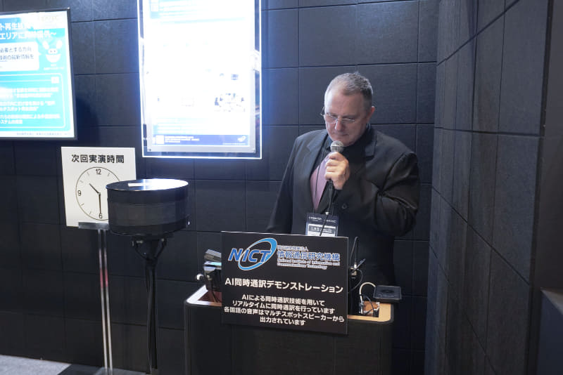 英語で展示内容を紹介している