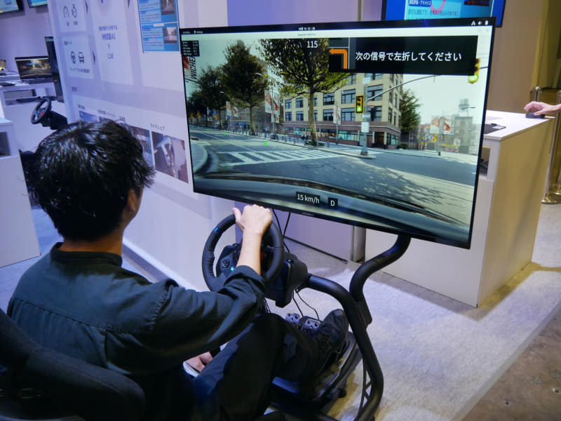 ブース内にはドライブシミュレーターを設置し、走行状況を分析するデモを行った
