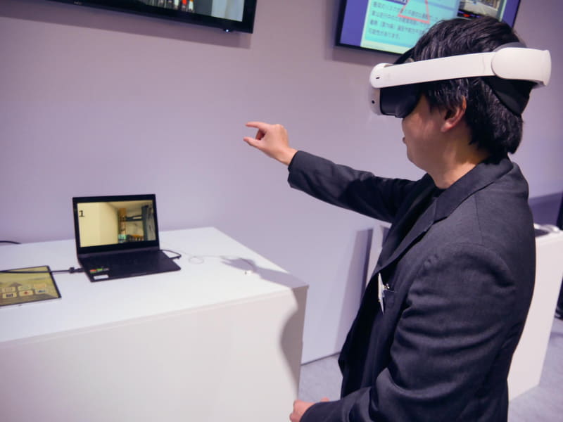 VRゴーグルを着用して、研修を開始