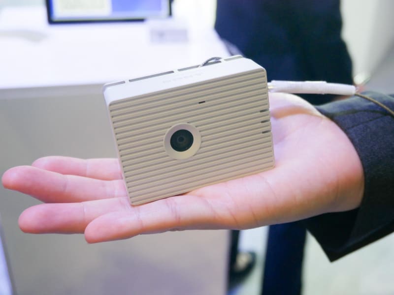 手のひらサイズのAIカメラを使用