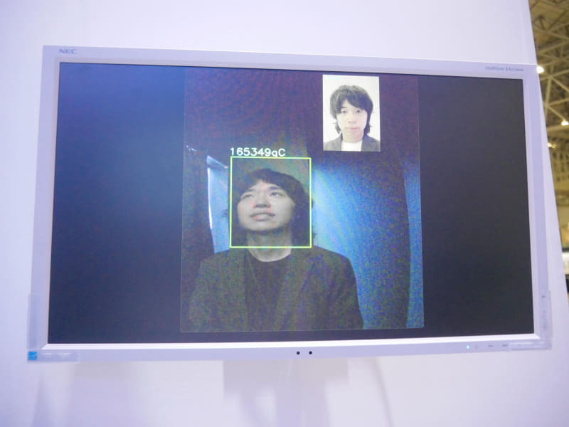 真っ暗な環境でも顔認証できる。テーマパークなどで想定されるシーンだ