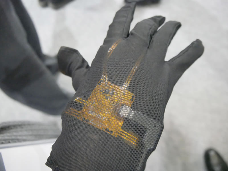 センサー付きグローブ。親指と人差し指、中指に圧力センサー、手の甲に加速度センサーとジャイロセンサー、地磁気センサー、そして、マイクを親指部分に搭載している。