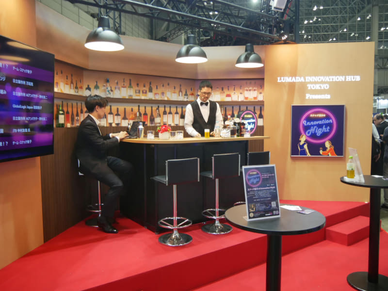 日立公式のポッドキャスト番組「スナック育子のInnovation Night」をCEATEC会場に設置した