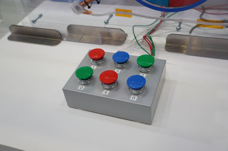 このボタンを順にリズミカルに押していくとモーターが回り続ける