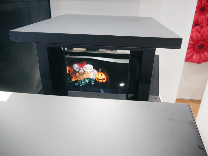 裸眼で空中に浮かんだ立体的な映像を体感できる。花やかぼちゃが、空中に浮かんで表示されている実際の映像