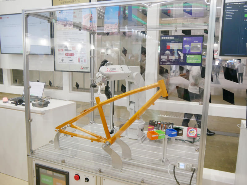 未来の工場における塗装ロボット生産ラインをブース内に再現