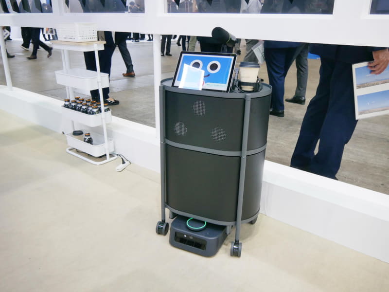 センサーで計測した結果をもとにコーヒーを届けるロボット