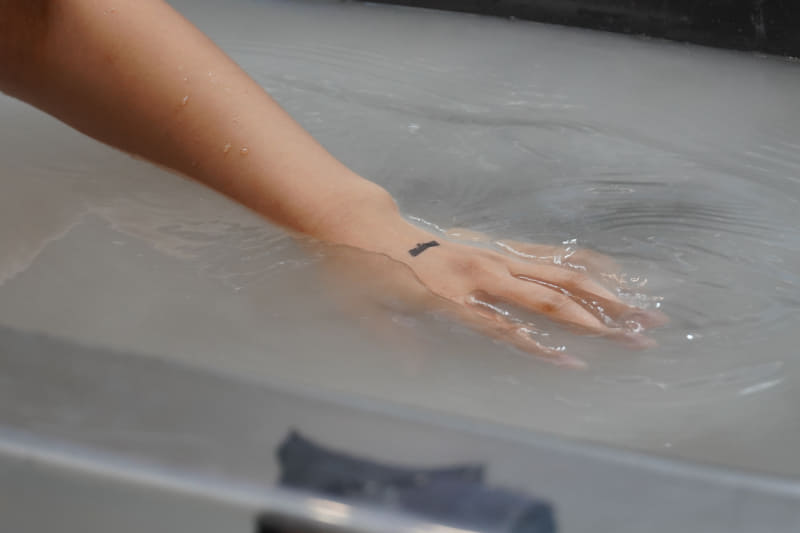 マイクロバブルの湯に浸す