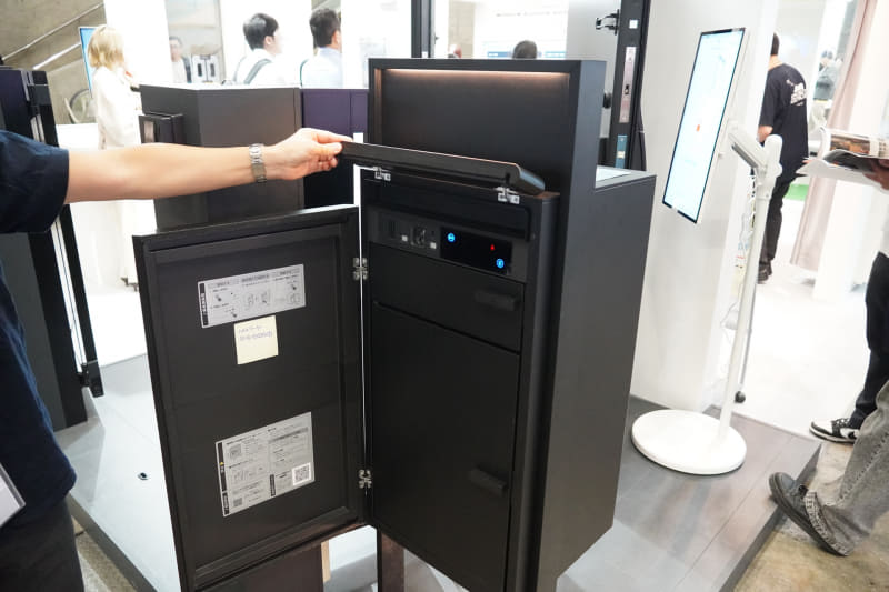 LIXILのスマート宅配ポスト。投入がわかったり遠隔で扉を解錠するなどのことが可能