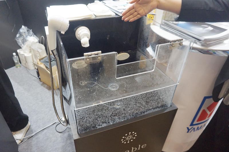 ミラバスの体験コーナー。この水槽に2分ほど手を入れると、汚れの落ちや、手のしっとり感を体験できる