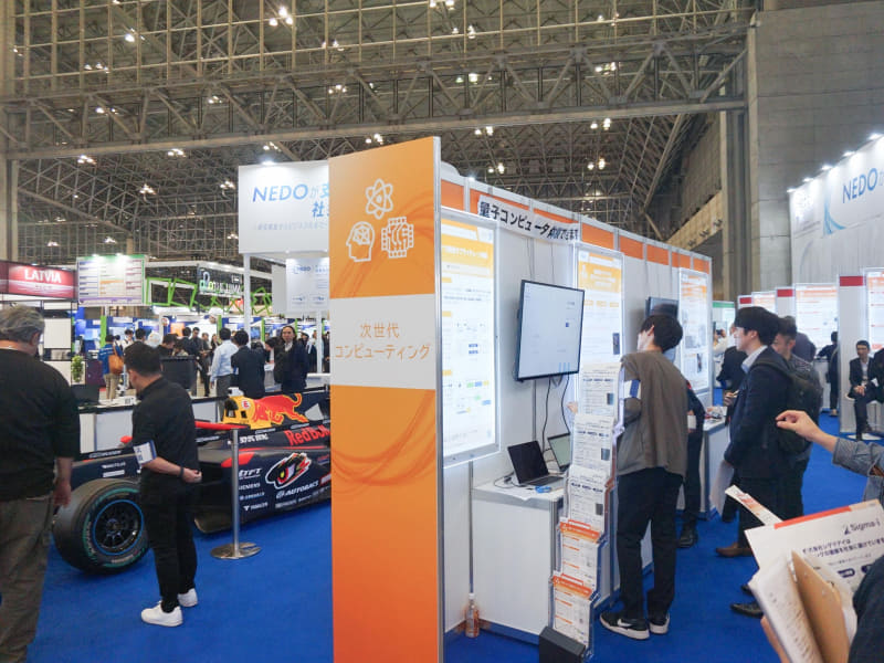 NEDOのパビリオンでは量子技術の活用をアピールするブースが複数あった