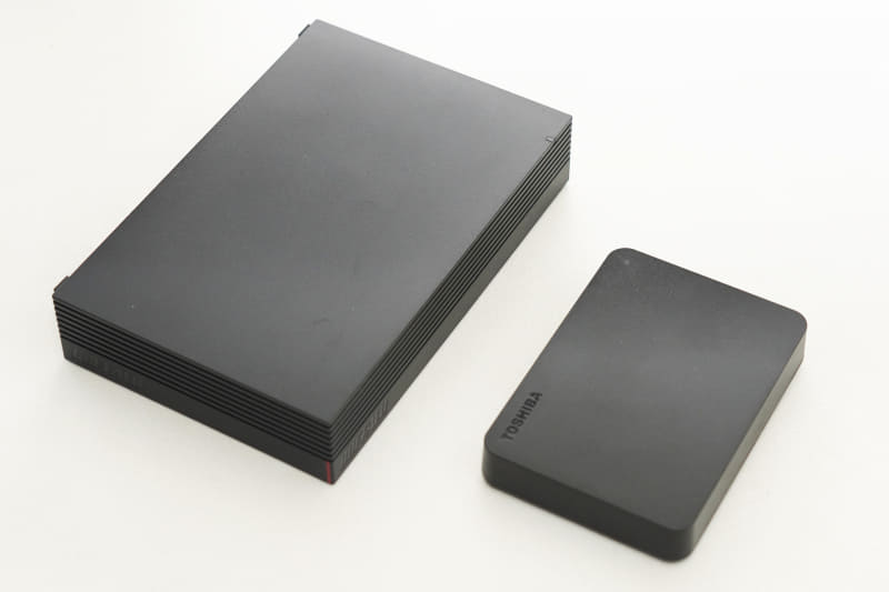 外付けHDDは3.5インチと2.5インチがあり、サイズはかなり違う。これは両方とも4TBモデル。コスパがいいのは大きい3.5インチ
