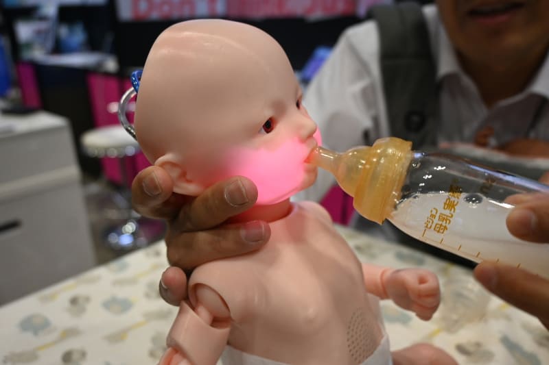 ミルクに見立てた液体を与える「授乳」ができ、排泄もする。