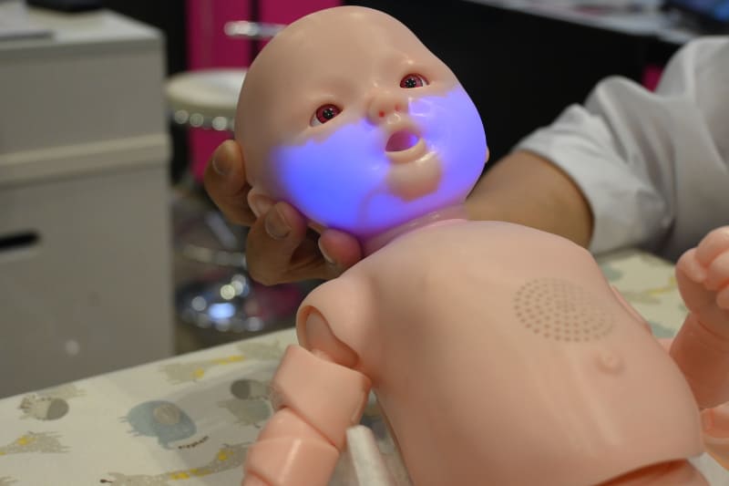 一時的に低酸素状態に陥って顔が青くなる「チアノーゼ」。大声で泣くCrying babyに対し、ただあやすだけでは、なかなか泣き止んでくれなかった