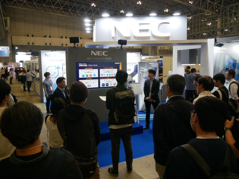 ミニステージが始まると多くの人が集まった