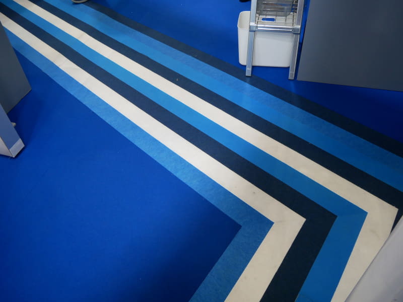 3つのカラーを組み合わせたラインをブース内に配置