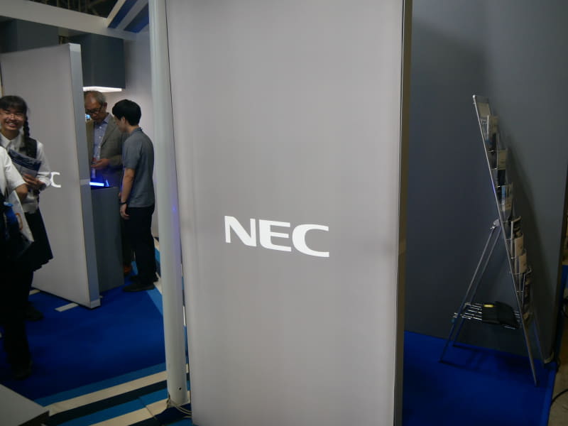 グレーの落ち着いた色づかいとした