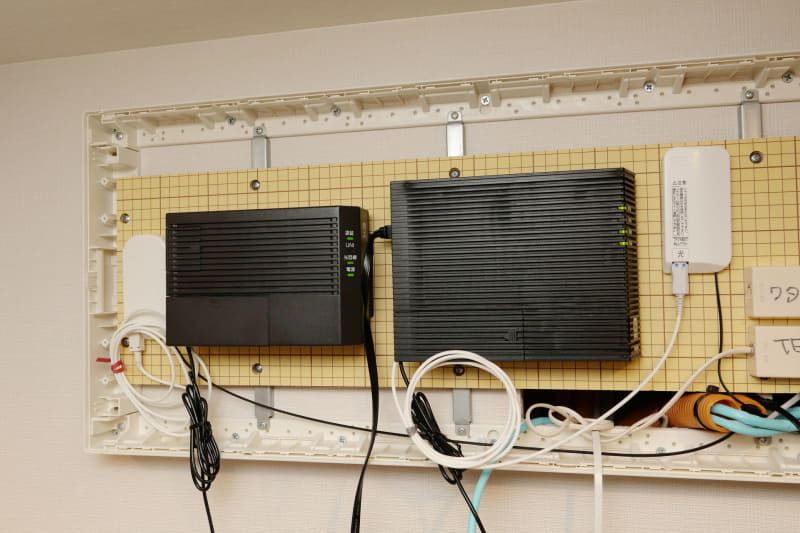 宅内の情報盤に新たな光ファイバーの光コンセントとONUを設置。左はこれまで利用してきたIIJmioひかり用の光コンセントとONU