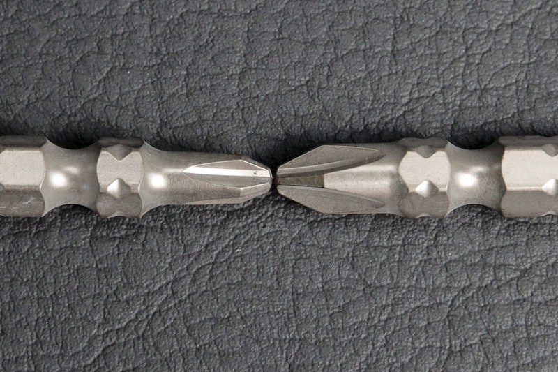 おなじ+2で左がスリム、右がタフ。これだけ太さが違う