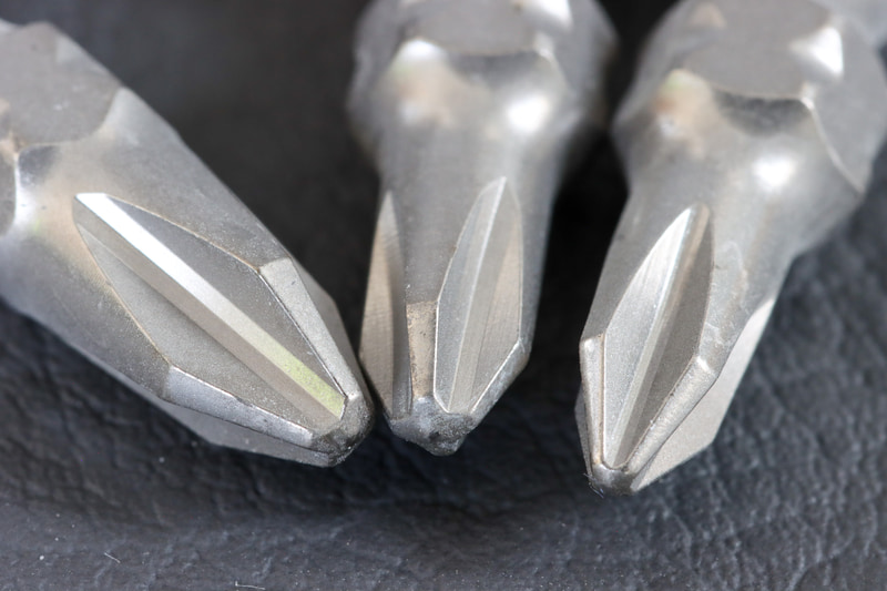 先端をマクロレンズで撮影してみた。が、特別ザラついているような様子は見られない。かなり細かい粒子なのだと思われる