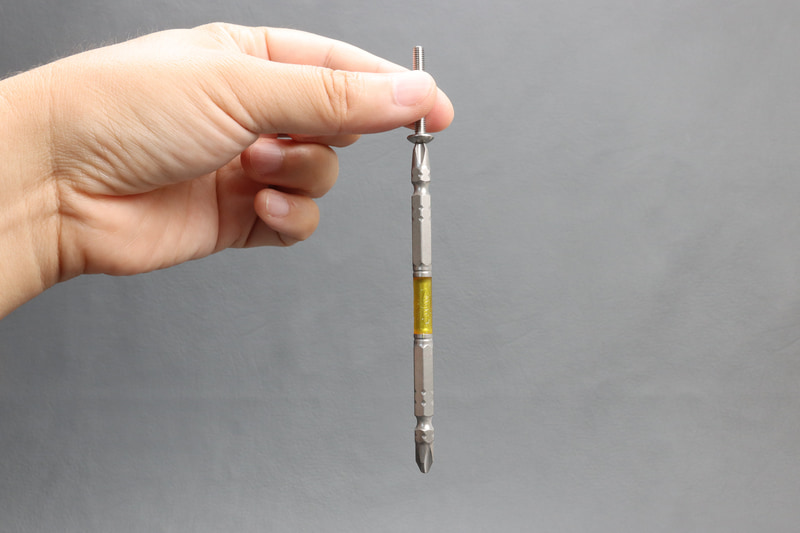 こちらはステンレスのネジだが、ネジ側を持ってビットをぶら下げる形にしても落ちないほどしっかりくっついている