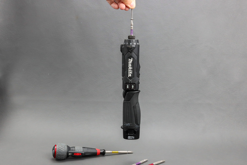 なんとインパクトドライバーごと持ち上げられてしまった。しかもちょっと振ったぐらいでは落ちない。ネジはステンレスなので磁力ではない