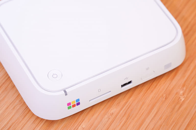 「おもいでばこ」の前面にはUSB Type-AポートとSDカードスロットがあり、これらを使っても写真を取り込める