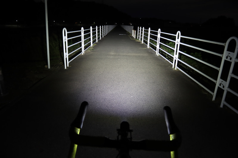 街灯がまるでないサイクリングロードではライトの明かりだけが頼り