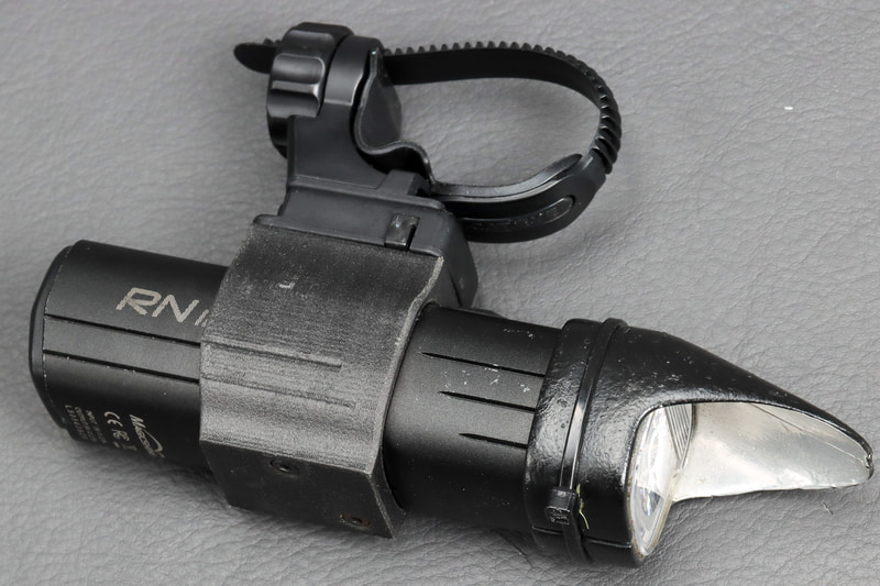 ライトの先端に着いているのが防眩シェード、フレックスタイトブラケットで吊り下げできるアタッチメントもつけている