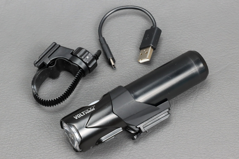 VOLT800 NEO。フレックスタイトブラケットとUSB Type-Cの充電ケーブルが付属