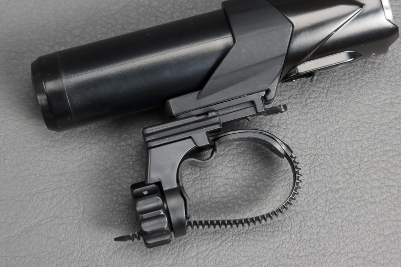 前後スライドで脱着可能なフレックスタイトブラケット対応