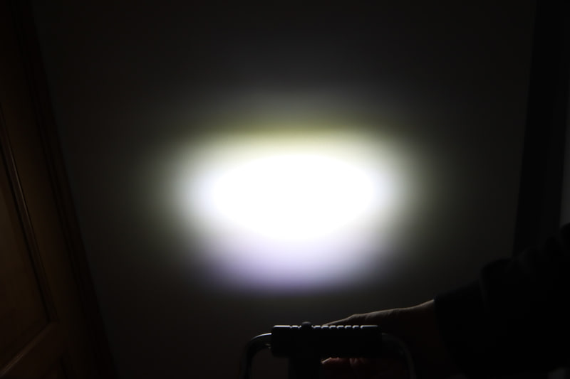 VOLT800 NEOの光の様子。光が横方向に広げられ、上方が抑えられている