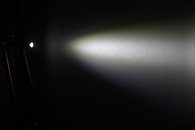 横からの様子。かっちりとしたレンズカットではないが、上方が抑えられているのが分かる