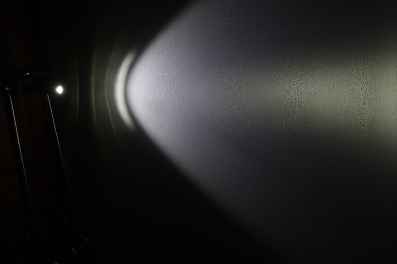 横からの様子。上も下も同じように光が広がっている