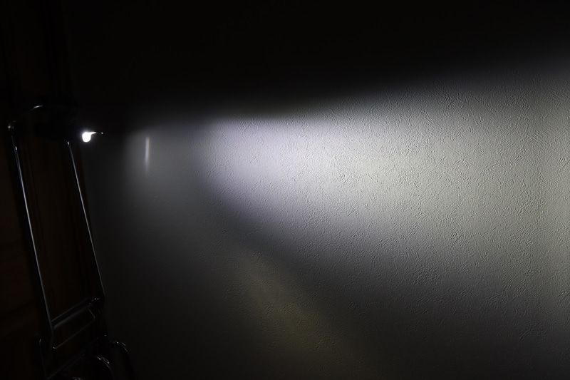 こちらは横から。やはり上側がシェードでカットされ、下側に反射光が出ている