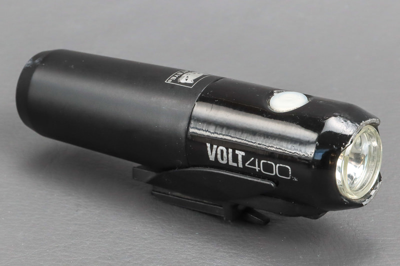 キャットアイ VOLT400。かなり使い込んでいるので傷だらけ